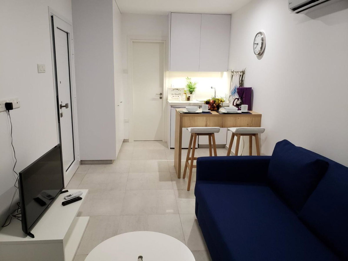 Modern & Cozy Studio w/ Backyard Near City Center, Кипр