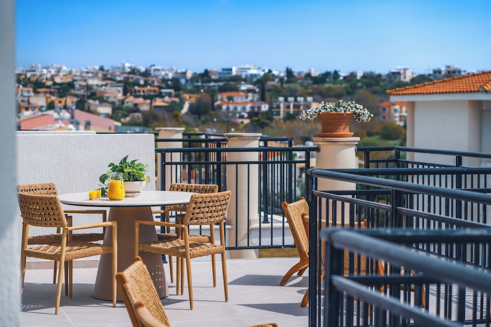 Отель · WellClub Family Wellness & Sea View Suites, Chlorakas