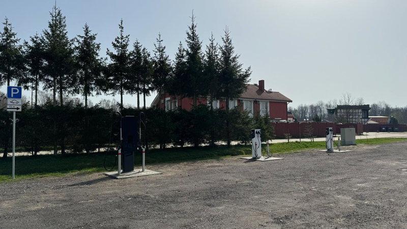 AKIS namelis medyje- Dinosaur Park, Klaipeda, Lituania