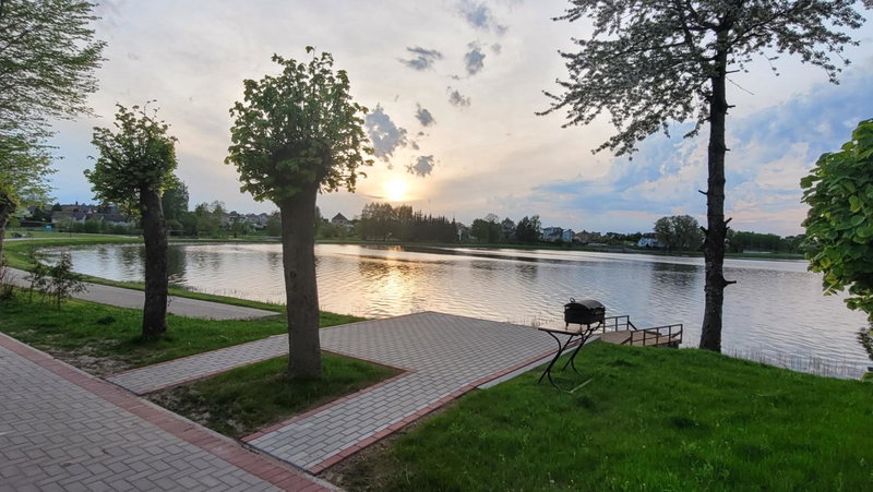 Butas ant ežero kranto, Telšiai, Lituania