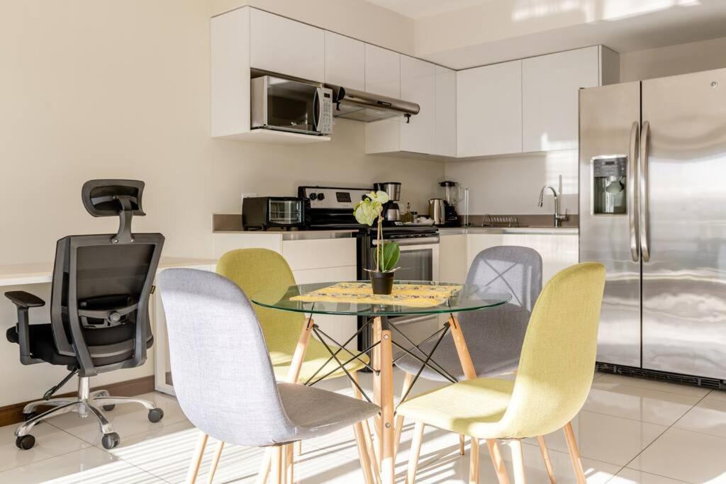 Отель · New & Modern APT - 100 MBPS 15 min from airport, San José
