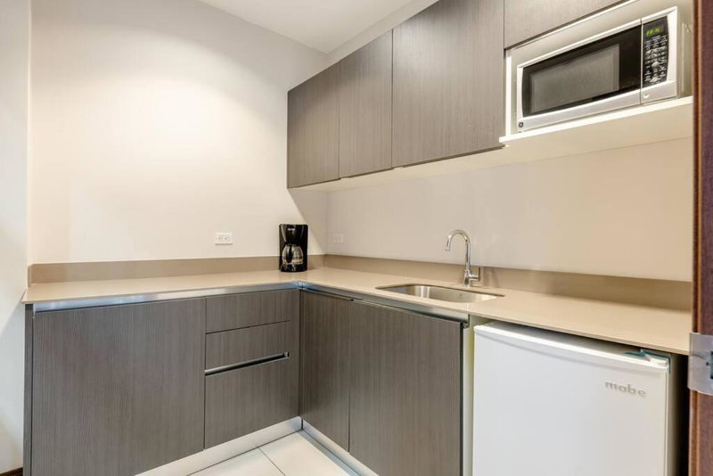 New & Modern APT - 100 MBPS 15 min from airport, San José, Коста-Рика