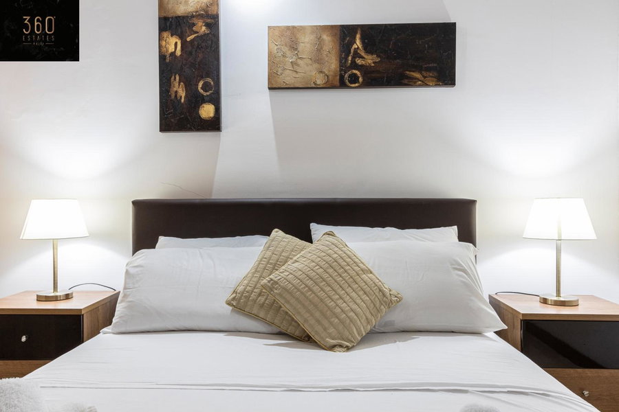 Seafront - Top Location, Top floor with WIFI & AC by 360 Estates, Sliema, Malte