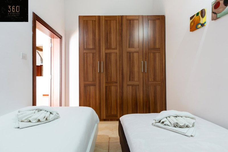 Seafront - Top Location, Top floor with WIFI & AC by 360 Estates, Sliema, Malte