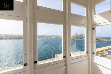 Seafront - Top Location, Top floor with WIFI & AC by 360 Estates, Sliema, Malte