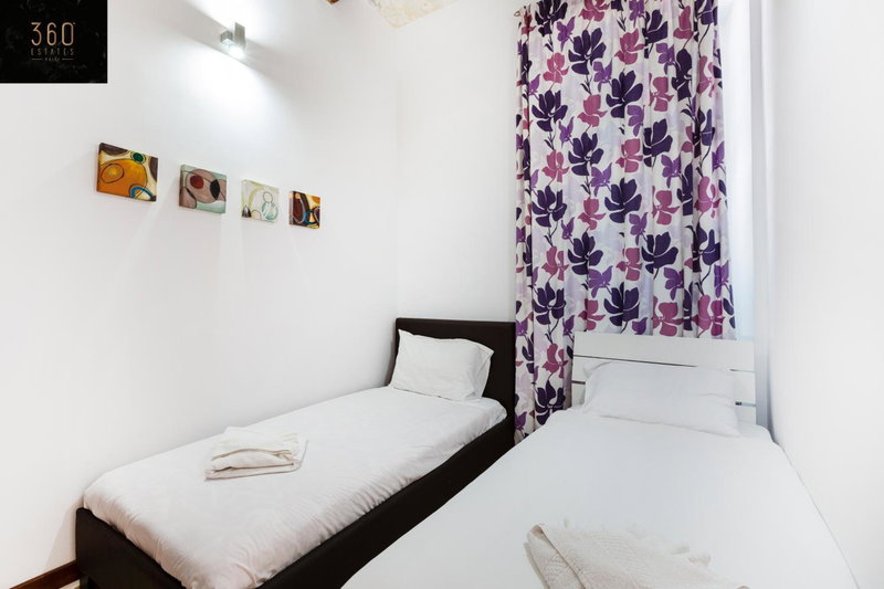Seafront - Top Location, Top floor with WIFI & AC by 360 Estates, Sliema, Malte