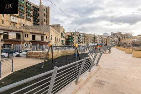 Seafront - Top Location, Top floor with WIFI & AC by 360 Estates, Sliema, Malte