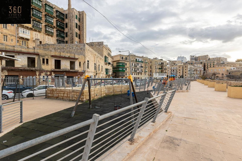 Seafront - Top Location, Top floor with WIFI & AC by 360 Estates, Sliema, Malte