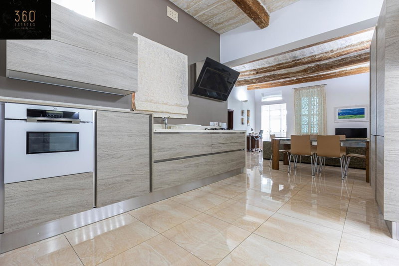 Seafront - Top Location, Top floor with WIFI & AC by 360 Estates, Sliema, Malte