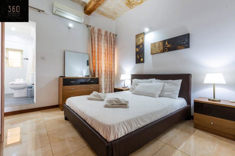Seafront - Top Location, Top floor with WIFI & AC by 360 Estates, Sliema, Malte