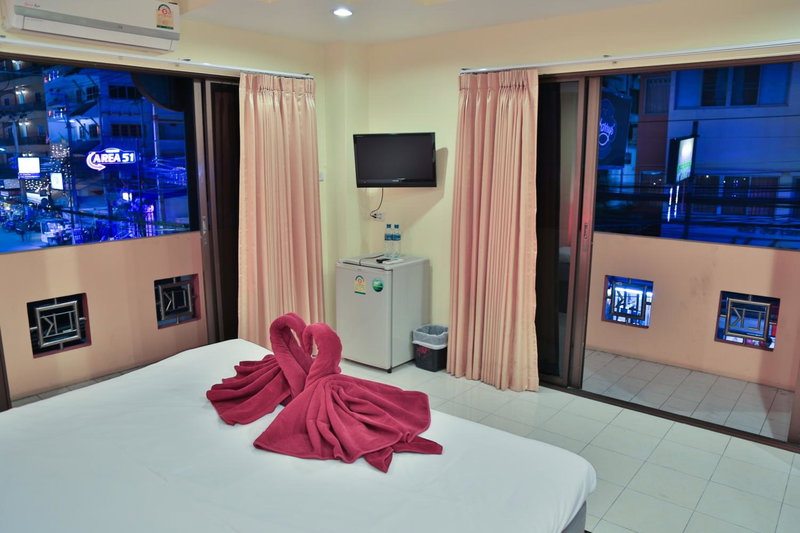 Harrys Hotel Bar & Restaurant, Pattaya Central, Thailand