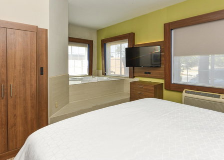 Holiday Inn Express & Suites Corona by IHG, Corona, United States