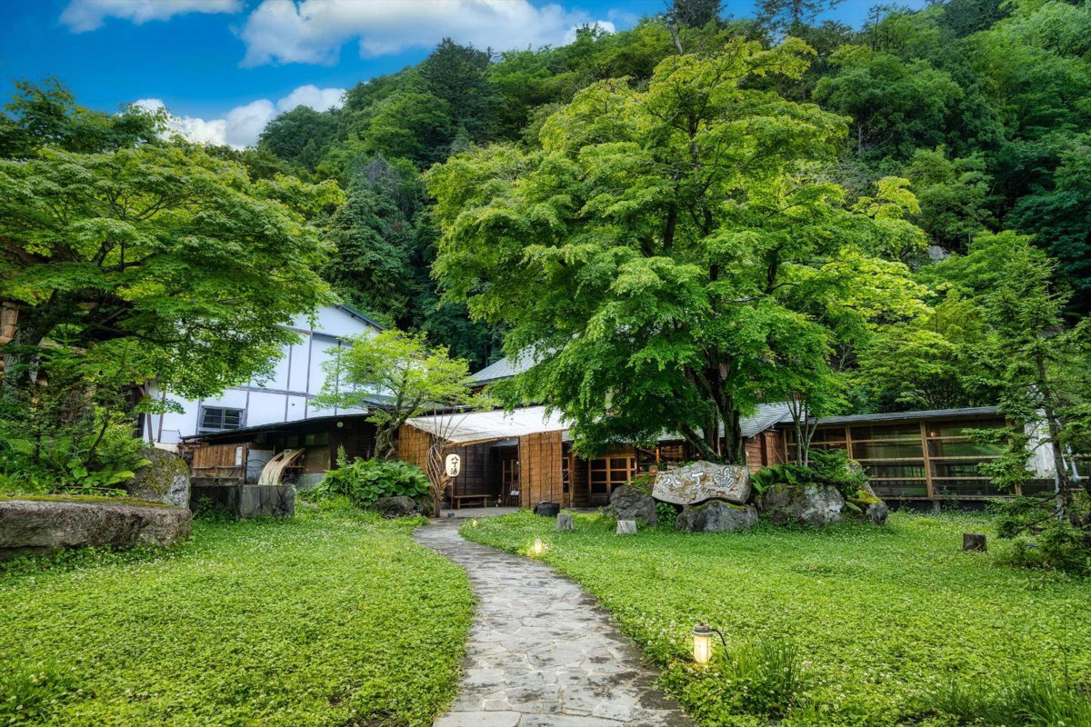 Hacho no Yu, Japan