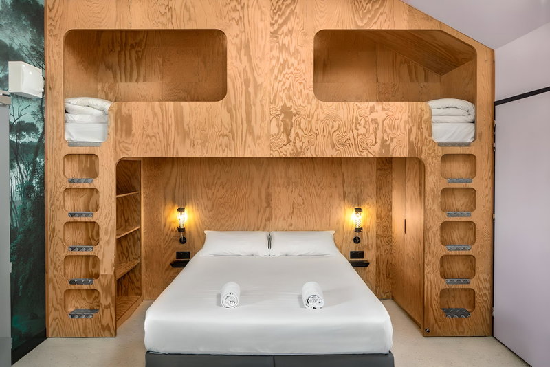 Eklo Hotels Bordeaux City center Bastide, Bordeaux, France