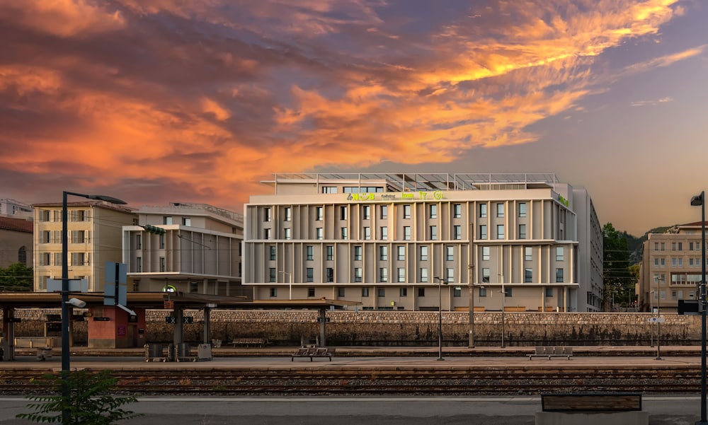 Отель · Apparthôtel Privilodges Toulon Centre Gare, Toulon