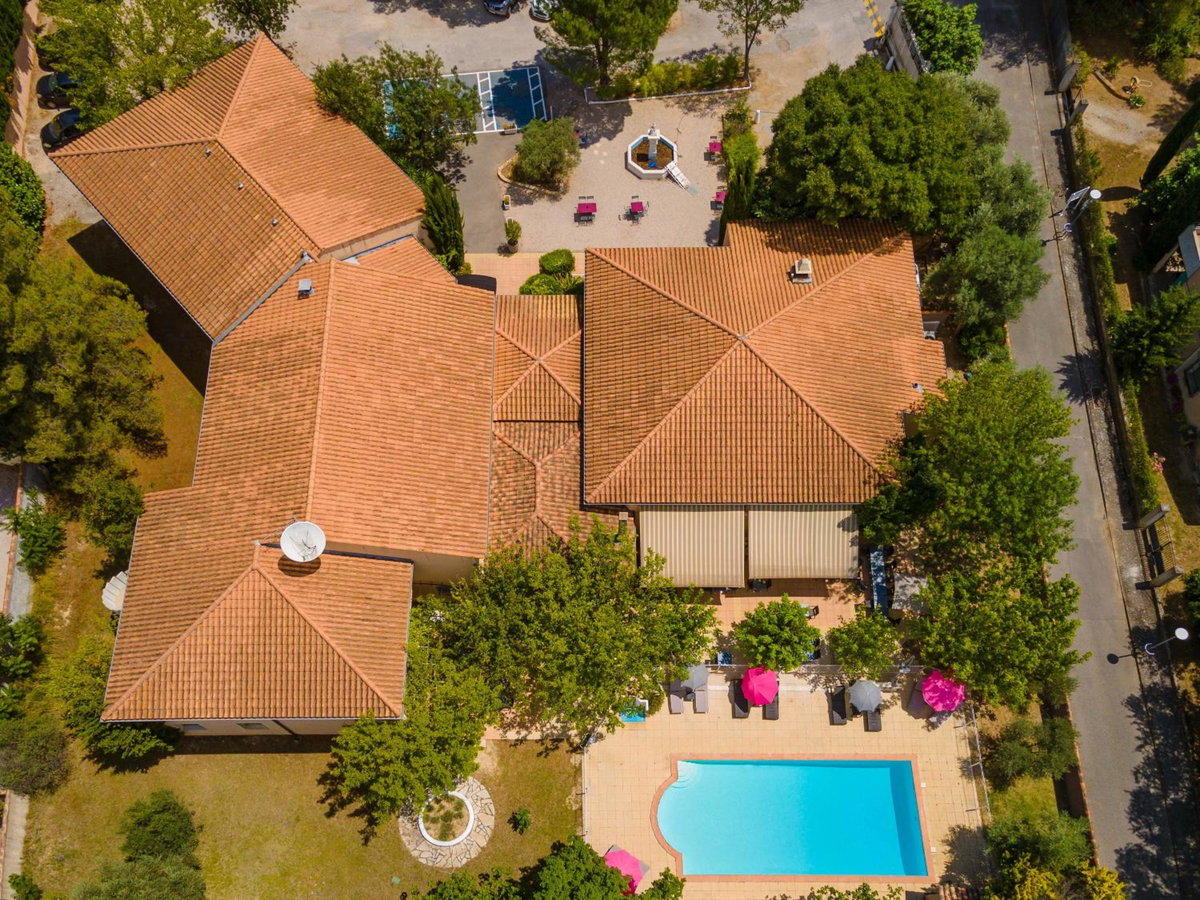 Hotel · Logis Hotel Noemys pont de l'Etoile, Aubagne