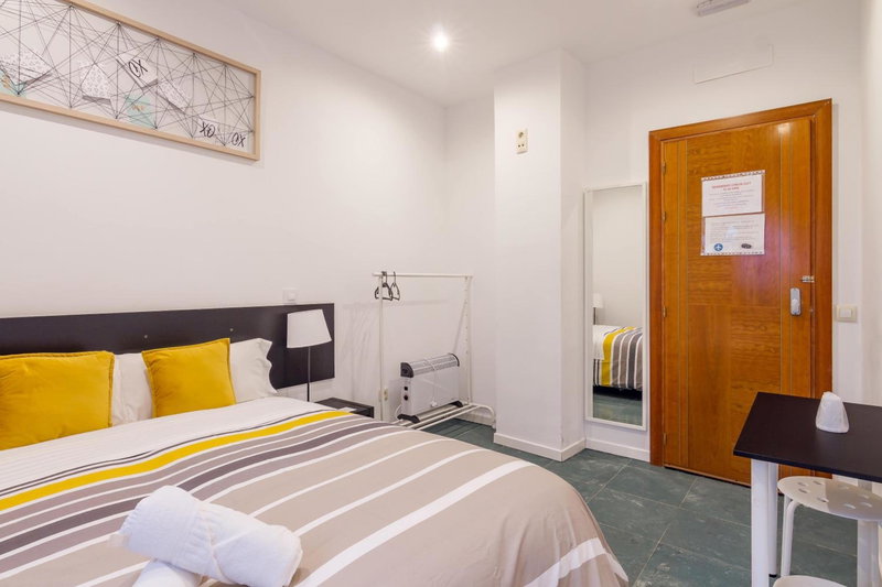 AYZ Javier Cabrini - Auto check-in property, Madrid, Spain