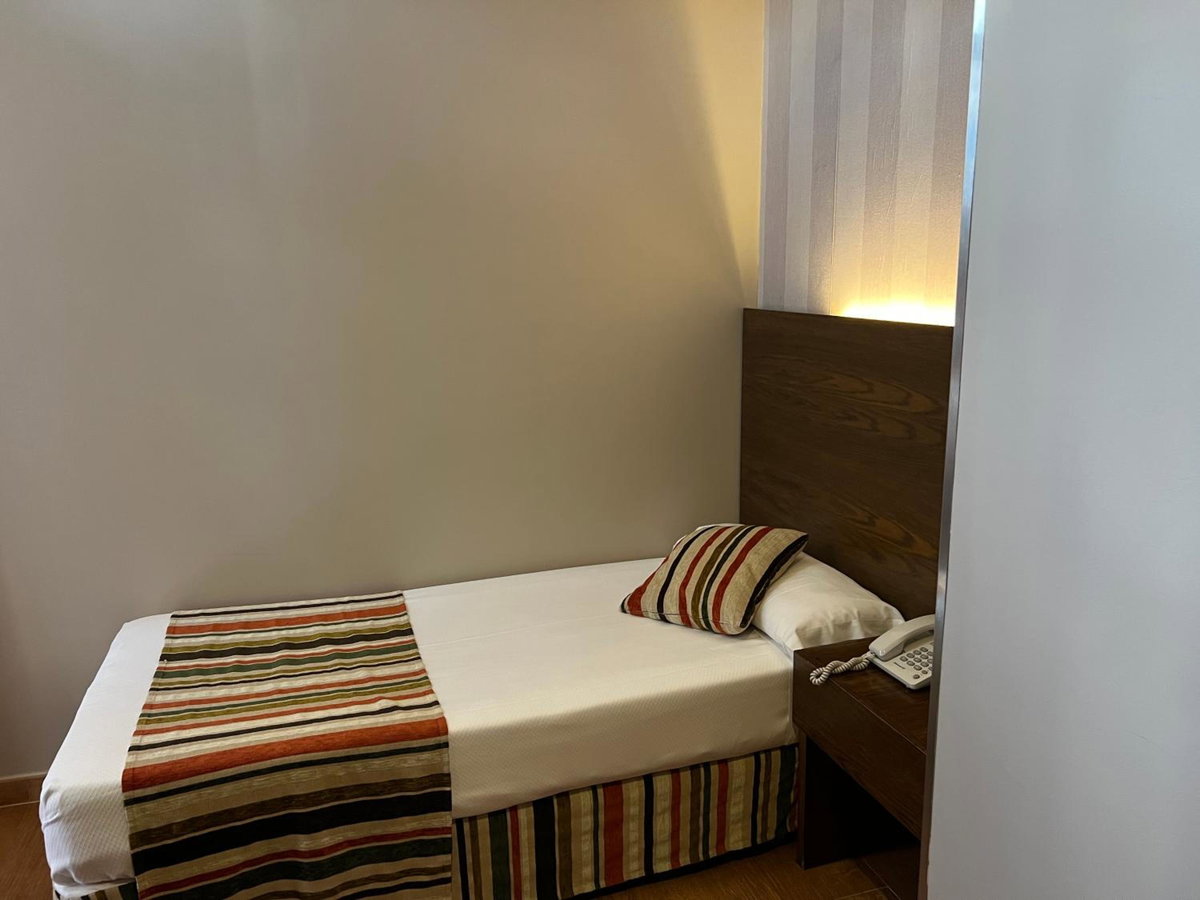 Hôtel · Hostal Los Coronales, Madrid