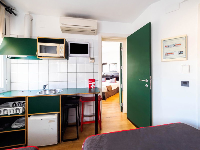 Hostal Athenas, Sant Adria de Besos, España