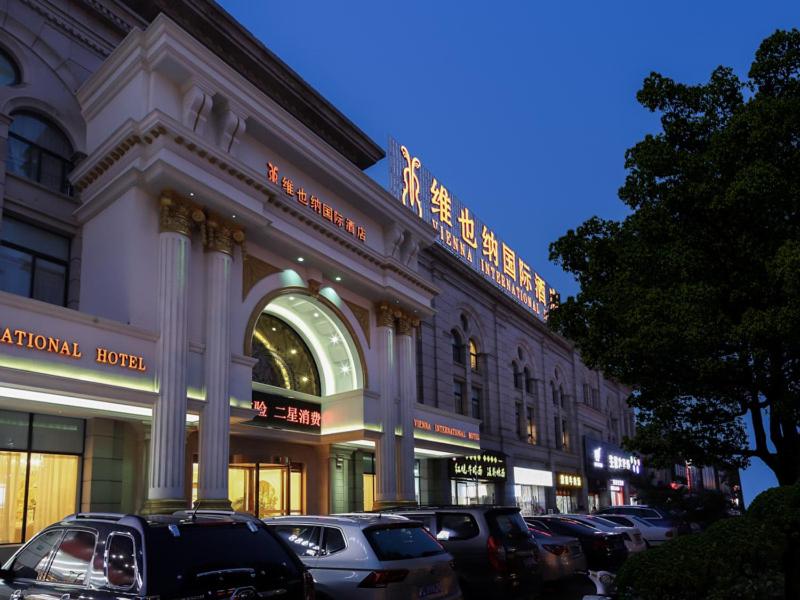 Vienna Hotel (Shanghai jinshanwei Railway Station City Beach Shop), Jinshan, China