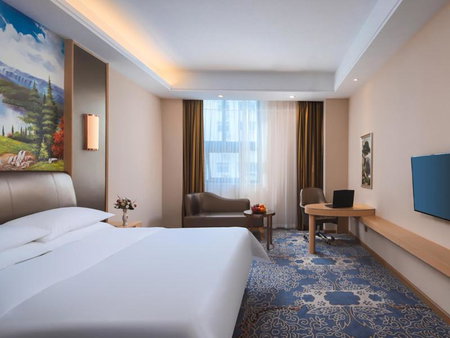 Vienna Hotel (Shanghai jinshanwei Railway Station City Beach Shop), Jinshan, China