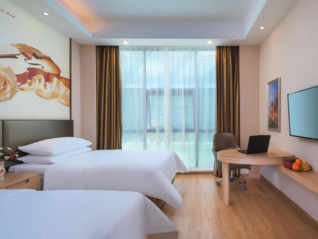 Vienna Hotel (Shanghai jinshanwei Railway Station City Beach Shop), Jinshan, China