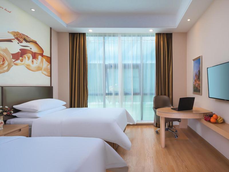 Vienna Hotel (Shanghai jinshanwei Railway Station City Beach Shop), Jinshan, China