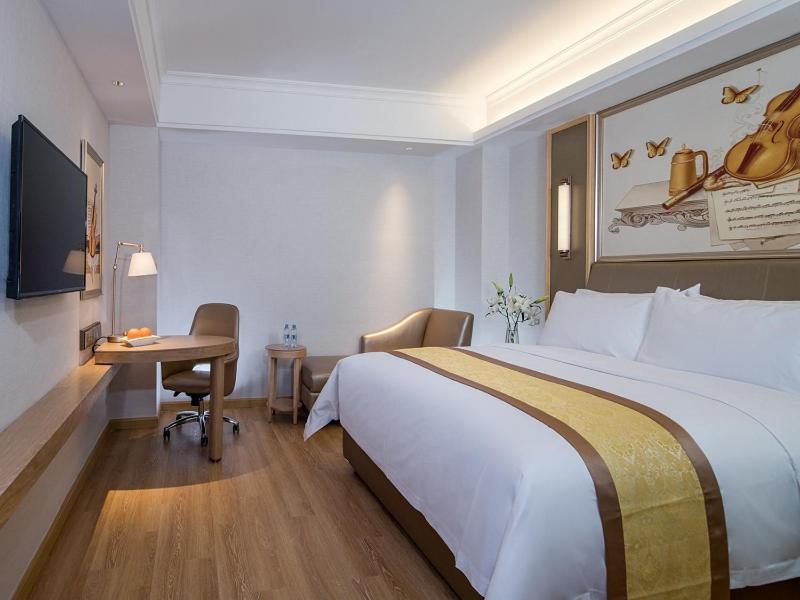 Vienna Hotel (Shanghai jinshanwei Railway Station City Beach Shop), Jinshan, China