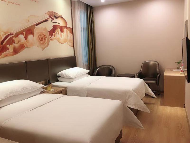 Vienna Hotel (Shanghai jinshanwei Railway Station City Beach Shop), Jinshan, China