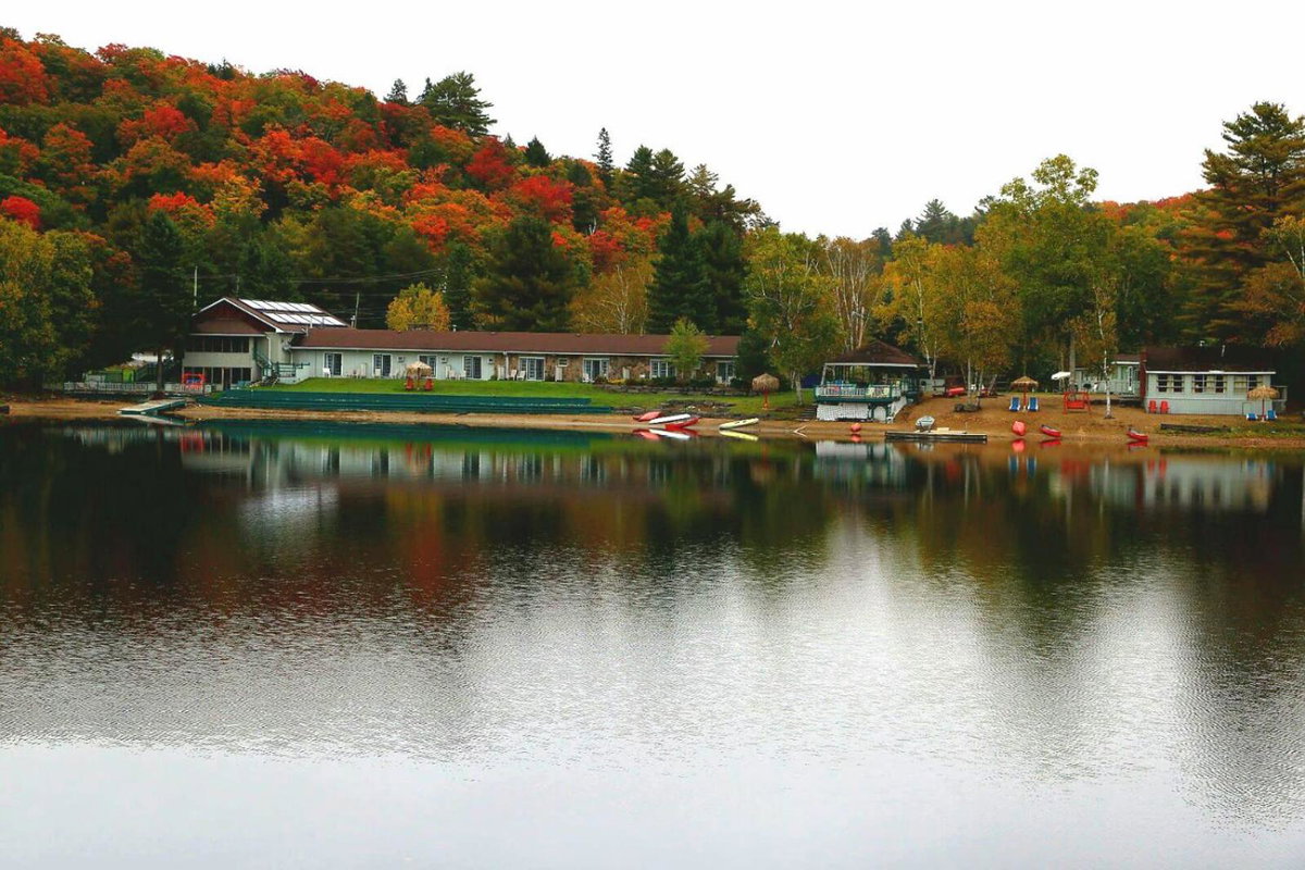 Hotel · Algonquin Lakeside Resort, Dwight
