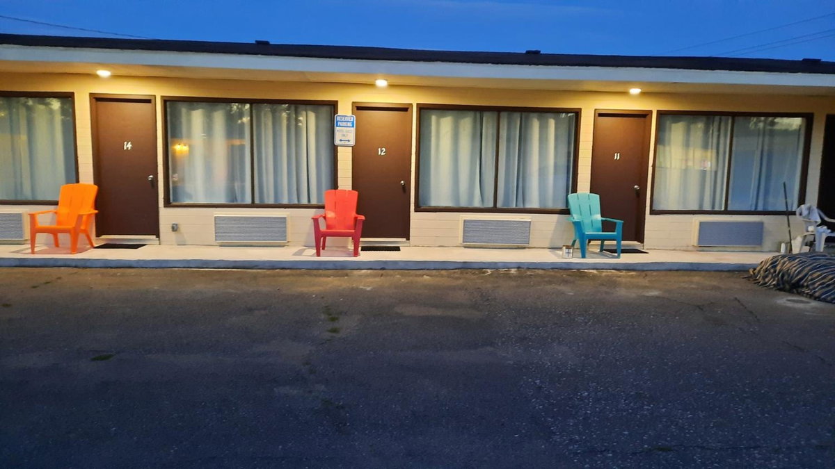 Hotel · North Shore Wayside Inn, Blind River