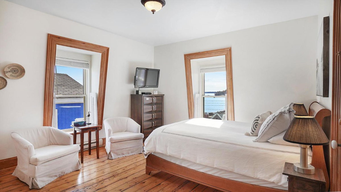 Sail Inn Lunenburg, Canada