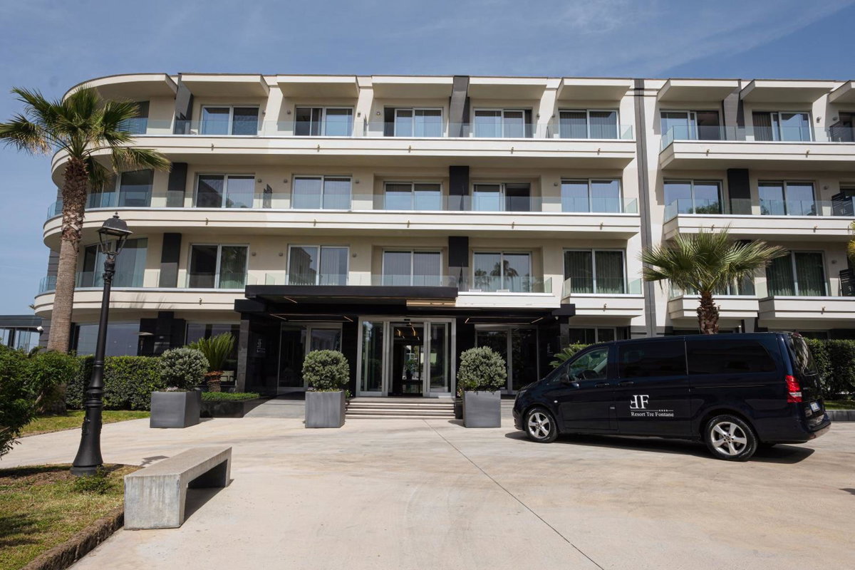 Hôtel · Hotel & Resort Tre Fontane Luxury, Portici