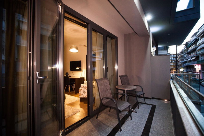 Diamond City Living, Drama, Greece