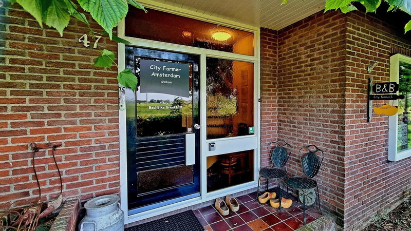 Bikes and Breakfast, City Farmer Amsterdam a Guesthouse with Free Parking, Amsterdam, Нидерланды
