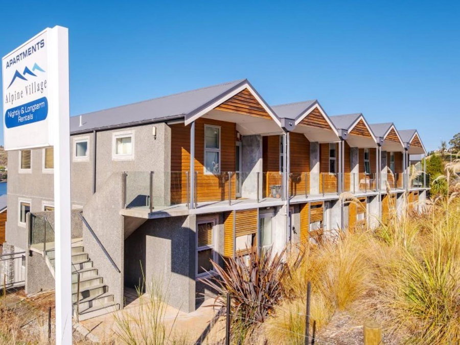 Lakeside Living - Modern 2-Bedroom Apartment, Queenstown, New Zealand
