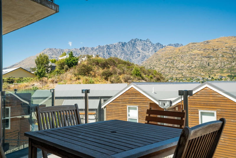 Lakeside Living - Modern 2-Bedroom Apartment, Queenstown, New Zealand