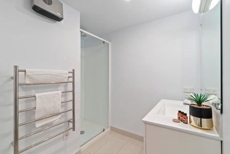 Lakeside Living - Modern 2-Bedroom Apartment, Queenstown, New Zealand