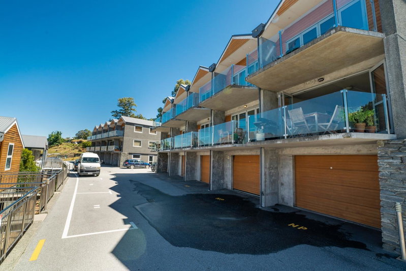 Lakeside Living - Modern 2-Bedroom Apartment, Queenstown, New Zealand