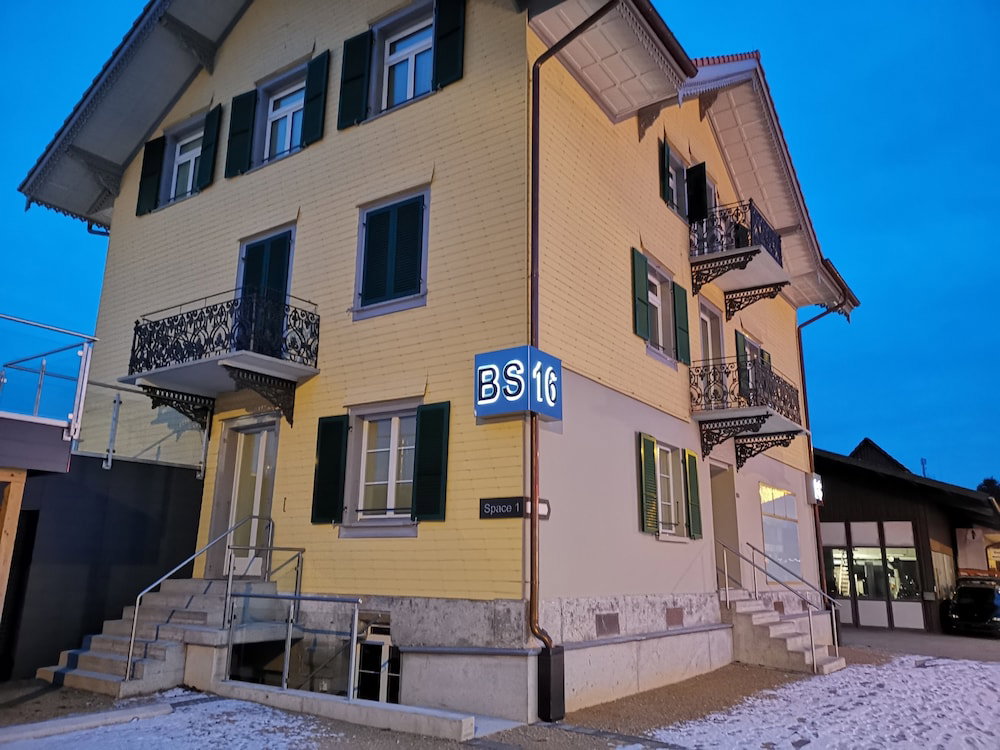 Bs16 Hotel, Schweiz
