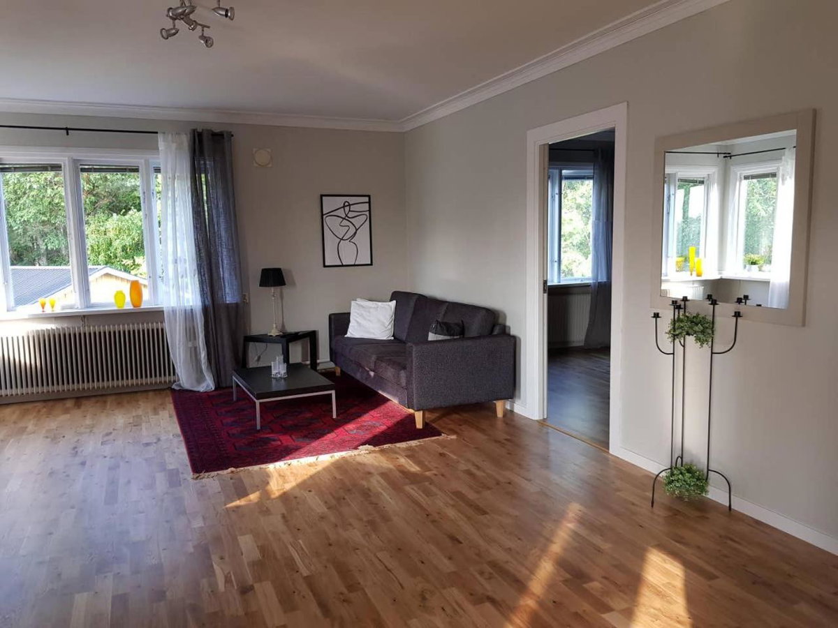 Hotel · Lovely, spacious apartment with free parking, Sandviken