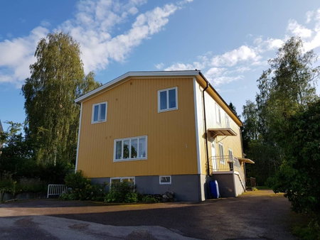 Lovely, spacious apartment with free parking, Sandviken, Sweden