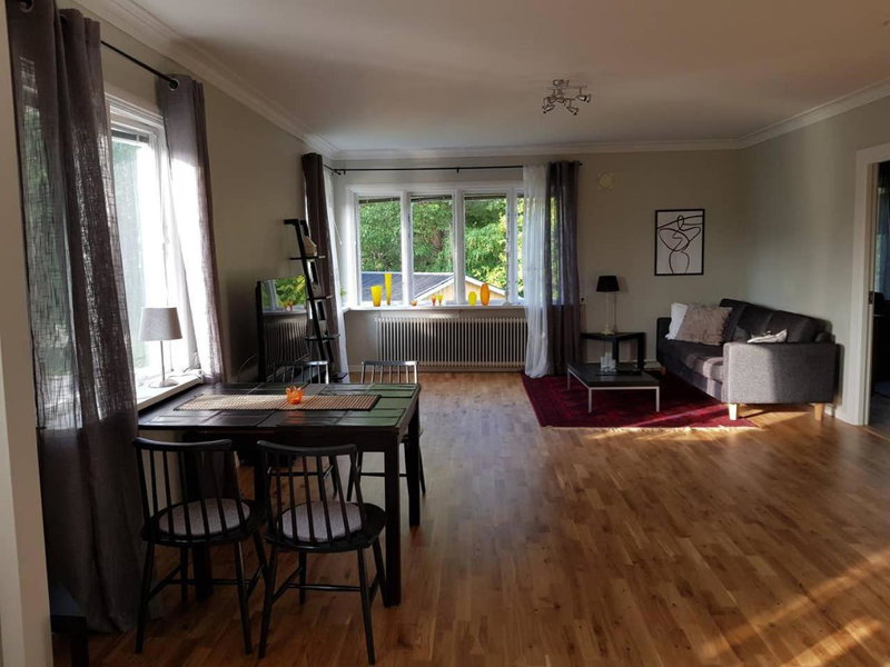 Lovely, spacious apartment with free parking, Sandviken, Sweden