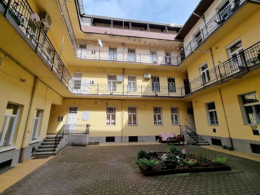 Vintage Apartman in city center, Венгрия