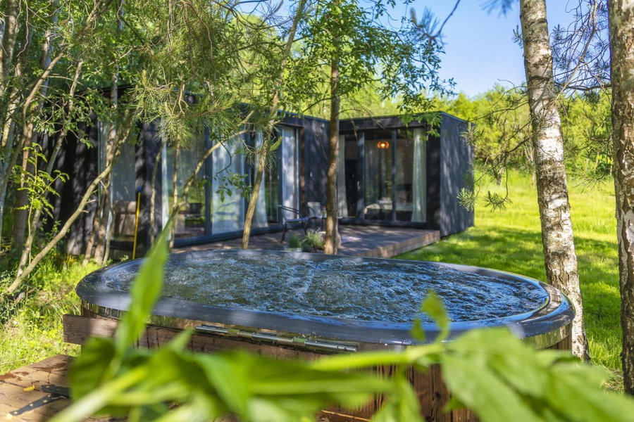 Modern and specious riverside cabin with hot tub, Čiobiškis, Litauen