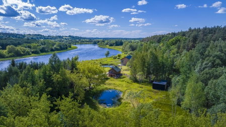 Modern and specious riverside cabin with hot tub, Čiobiškis, Litauen