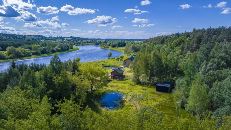 Modern and specious riverside cabin with hot tub, Čiobiškis, Litauen