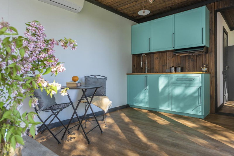 Modern and specious riverside cabin with hot tub, Čiobiškis, Litauen