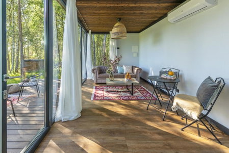 Modern and specious riverside cabin with hot tub, Čiobiškis, Litauen