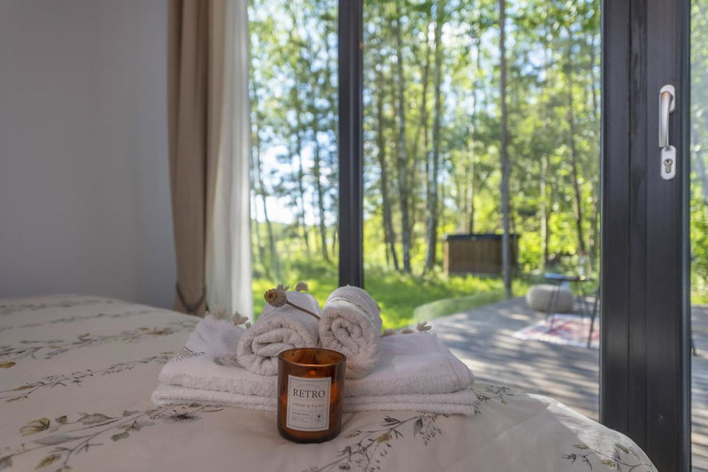 Modern and specious riverside cabin with hot tub, Čiobiškis, Litauen